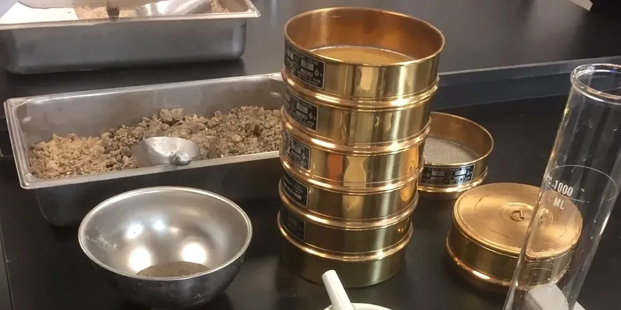 Korngrößenanalyse in Marl: Siebung und Hydrometer für präzise Bodenklassifikation